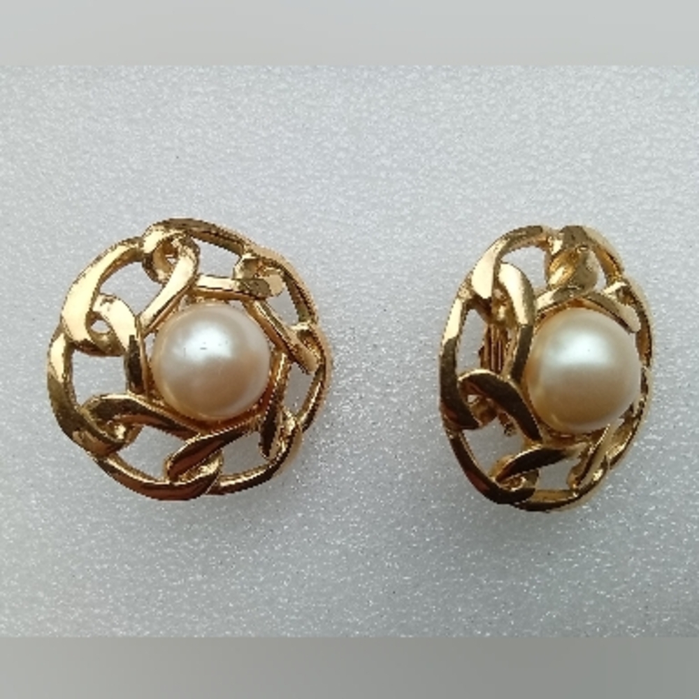 BUTLER Vintag Gold Tone With Faux Pearl Center Earrings